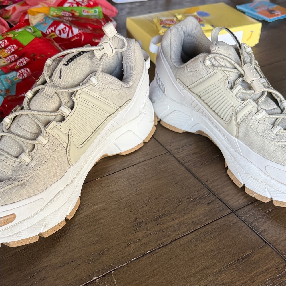 Nike Zoom Vomero Sneakers in Cream and Tan - Picture 13 of 13